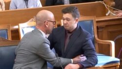 Kajl Ritenhaus razgovara sa advokatom posle oslobađajuće presude u Viskonsinu.