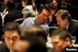 Anggota DPR AS Devin Nunes, ketua House Freedom Caucus, mendengarkan saat Presiden Donald Trump menyampaikan pidato di hadapan anggota Kongres dari Partai Republik di resor Greenbrier di White Sulphur Springs, Virginia Barat, 1 Februari 2018. (Foto: Reuters)