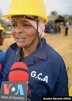 Une agriculture engagée à travailler la piste agricole Lombolo-Loulombo, au Congo-Brazzaville, le 4 août 2019. (VOA/Arsène Severin)