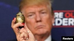 Žena drži urnu sa ostacima sina na sastanku sa predsednikom Trampom