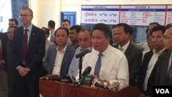 Transport Minister Sun Chanthol held a press conference on the first railway service linking Phnom Penh International Airport, Phnom Penh, Cambodia, April 10, 2018. (Hul Reaksmey/VOA Khmer)