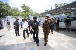 លោក ឃួង ស្រេង អភិបាលនៃគណៈអភិបាលរាជធានីភ្នំពេញ ចូលត្រួតពិនិត្យស្ថានការណ៍ក្រោយការបង្ក្រាបរបស់កម្លាំង​កង​រាជ​អាវុធហត្ថ​លើផែន​ការ​ចូល​ជំរិតនិង​ប្លន់​សម្លាប់​ ​ក្នុង​បុរី​អង្គរ​ភ្នំពេញ ក្នុង​ខណ្ឌ​សែន​សុខ រាជធានី​ភ្នំពេញ កាលពីថ្ងៃទី១ ខែមីនា ឆ្នាំ២០២១។ (រូបថតដោយបញ្ជាការដ្ឋានកងរាជអាវុធហត្ថរាជធានីភ្នំពេញ)