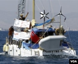 Kapal bantuan yang mengangkut 9 orang aktivis Yahudi berlayar menuju Jalur Gaza dari pelabuhan Famagusta, Siprus-Turki hari ini.