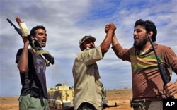Libyan revolutionary fighters react during an attack on the city of Sirte, Libya, October 6, 2011 (AP photo)