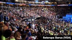 The Wells Fargo Arena in Philadelphia was packed on the final night of the Democratic National Convention, July 28, 2016. (Satarupa Barua/VOA)
