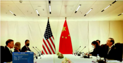 Milliy xavfsizlik bo'yicha AQSh maslahatchisi Jeyk Sullivan (chapda) Xitoy rasmiylari bilan muloqot olib bormoqda.