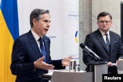 ARHIVA - Državni sekretar Entoni Blinken sa ukrajinskim ministrom spoljnih poslova Dmitrom Kulebom u Kijevu, u Ukrajini, 19. januara 2022.