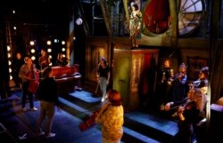 Para pemeran "Amelie" berlatih di Criterion Theater di London, Inggris, 13 Mei 2021. (Foto: REUTERS/John Sibley)