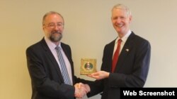 ამერიკაში ქართულმა ასოციაციამ კენეტ ენჯელს საქართველოს ეკონომიკის განვითარებაში შეტანილი წვლილისთვის ჯილდო გადასცა. მარცხნივ მამუკა წერეთელი, მარჯვნივ კენეტ ენჯელი