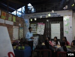 ថន ប៊ុនថឹង និង​សិស្ស​រៀន​ភាសា​អង់គ្លេស​កំពុង​ពិភាក្សា​គ្នា​អំពី​ការ​ត្រៀម​ប្រឡង​បញ្ចប់​វគ្គ។ (ទែន សុខស្រីនិត/VOA Khmer)