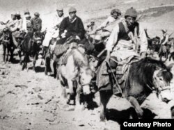 热珠阿旺（右一）护送达赖喇嘛（中间黑衣者）出走印度 (李江琳提供)