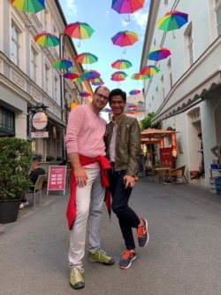 Ragil Mahardika dan Suami, Harapkan perubahan bagi komunitas LGBTQ di Indonesia. (Foto: Ragil Mahardika)