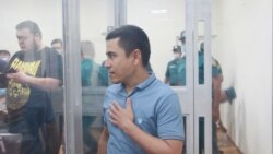 Otabek Sattoriy sudga kelganlar bilan salomlashmoqda