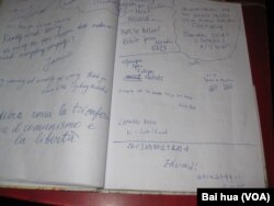 布拉格共产主义博物馆留言簿上的中文留言称展览让人兴奋