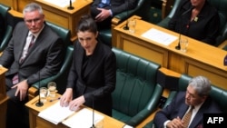 Perdana Menteri Selandia Baru Jacinda Ardern berbicara di depan parlemen di Wellington, Selasa (19/3).