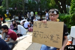 静坐区引导员: 这里有座喽 (美国之音申华拍摄)