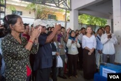 អ្នក​គាំទ្រ​គណបក្ស​សង្រ្គោះជាតិ​ប្រមូលផ្ដុំ​គ្នា​នៅ​ទីស្នាក់ការ​គណបក្ស​សង្រ្គោះ​ជាតិ​នៅ​ថ្ងៃ​សុក្រ ទី​០៩ ខែ​កញ្ញា ឆ្នាំ​២០១៦​ ខណៈពេល​ដែល​សាលា​ដំបូង​រាជធានី​ភ្នំពេញ​ប្រកាស​សាលក្រម​ចោទប្រកាន់​លោក​កឹម សុខា​ ប្រធានស្ដីទី​គណបក្ស​សង្រ្គោះជាតិ​អំពី​រឿង​អាស្រូវ​ផ្លូវភេទ​រវាង​នាង​ខុម ចាន់តារាទី ហៅ​ស្រី​មុំ។ (ឡេង ឡែន/VOA)