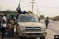 Combattants islamistes enseignant l'observation de la charia à Tombouctou, au Mali (14 avril 2012)