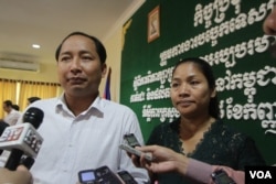 រូបឯកសារ៖ លោក អាត់ ធន់ និង​អ្នកស្រី យ៉ាង សោភ័ណ ថ្លែង​ទៅ​កាន់​អ្នកសារព័ត៌មាន​រួមគ្នា​អំពី​គោលជំហរ​សហជីព​ក្រោយពី​កិច្ចបញ្ចប់​ការប្រជុំ​ត្រីភាគី​ចរចា​ការដំឡើង​ប្រាក់ឈ្នួល​កម្មករ​រោងចក្រ​សម្រាប់​ឆ្នាំ​២០១៧ នៅ​ថ្ងៃពុធ ទី២៨ ខែកញ្ញា ឆ្នាំ២០១៦។ (ខាន់ សុគុំមនោ/VOA)