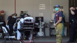 រូបឯកសារ៖ ក្រុមការងារសង្គ្រោះអ្នកជំងឺបន្ទាន់នៅមន្ទីរពេទ្យ MLK Community ដែលមានអ្នកជំងឺកូវីដ១៩ ដ៏ច្រើនសម្រាកព្យាបាលជំងឺ ក្នុងរដ្ឋ Los Angeles រដ្ឋ California កាលពីថ្ងៃទី២៦ ខែធ្នូ ឆ្នាំ២០២០។