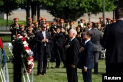 미국을 방문 중인 문재인 한국 대통령(오른쪽)이 30일 오전 마이크 펜스 부통령과 워싱턴 한국전 참전용사 기념비에 헌화한 후 양국 국기에 경례하고 있다.