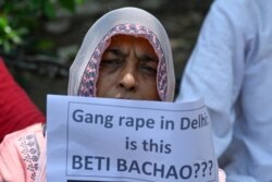 سماجی کارکنان دلت بچی کے ساتھ مبینہ زیادتی کے بعد قتل کے معاملے پر پولیس کی کارکردگی سے مطمئن نہیں۔