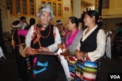 Anak-anak Tibet menanti giliran mereka tampil dalam perayaan ulang tahun ke-80 Dalai Lama di Dharamsala, India. (VOA/Amy Yee)
