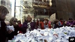 Para pembeli di sebuah toko perhiasan di kota New York pada Black Friday, Jumat (23/11).