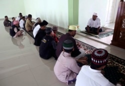 Mantan penceramah paham radikal, Khairul Ghazali (atas), memberikan ceramah di Pesantren Al Hidayah, Sei Mencirim, Sumatra Utara, 22 Juli 2017. Khairul mendirikan pesantren itu untuk anak-anak tersangka pelaku teror, baik yang terbunuh atau dipenjara.
