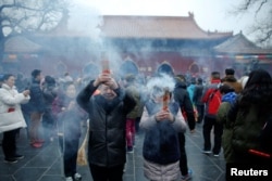 农历新年第一天，人们在北京雍和宫喇嘛庙烧香祈福（2017年1月28日）