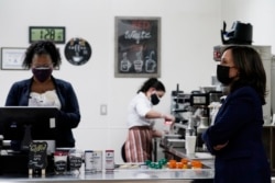 Wapres AS Kamala Harris saat meninjau pelatihan para barista di Culinary Academy of Las Vegas, di Las Vegas, 15 Maret 2021.
