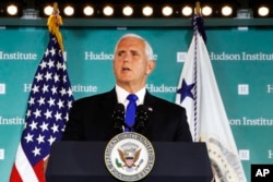 美国副总统迈克·彭斯2018年10月4日在华盛顿的哈德逊研究所讲话。