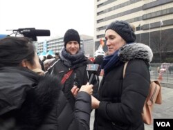 13일 서울에서 열린 평창동계올림픽 성화봉송 행사를 보러 나온 외국인 관광객들이 VOA와 인터뷰했다.