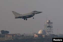 Borbeni avion se priprema da sleti na RAF Akrotiri, pistu britanske vojne baze na Kipru, 14. aprila 2018.