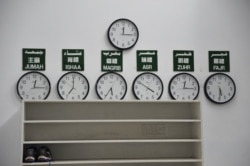 Jam yang menunjukkan jadwal sholat harian bagi muslim di sebuah masjid di Taipei, Taiwan, 19 Januari 2018. (AFP)