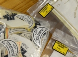 Label-label minuman anggur sebagai barang bukti dalam persidangan penjual minuman anggur palsu, Rudy Kurniawan, di Pengadilan Federal, di New York, 19 Desember 2013. (Foto: Stan Honda/AFP)