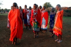Perempuan Maasai bernyanyi dan menari saat matahari terbenam di Mbirikani Manyatta di kaki Gn. Kilimanjaro, dekat perbatasan Kenya-Tanzania di Kimana, Kajiado, Kenya 14 Desember 2018. (Foto: REUTERS/Thomas Mukoya)