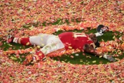 جشن پیروزی یکی از مدافعان تیم کانزاس سیتی.