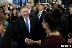 신임 마이크 폼페오 미 국무장관이 국무부에 정식 출근한 첫 날인 1일 직원들과 반갑게 인사하고 있다