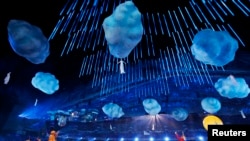 Para penampil di upacara penutupan Olimpiade Musim Dingin 2014 di Sochi (23/2). (Reuters/Marko Djurica)