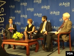 左起：华盛顿邮报社论版编辑希亚特、但彭博新闻社执行编辑奥凯里、《外交事务》杂志副总编沃格特、亚洲协会美中关系中心主任夏伟(美国之音方冰拍摄)