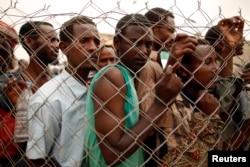 Buruh migran Ethiopia yang mencari pekerjaan di Arab Saudi dikembalikan ke sebuah kota di Yaman barat dekat lokasi di mana pemerintah Saudi membangun pagar di sepanjang perbatasan. (Foto: Reuters).