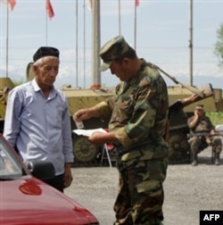 Qirg'izistonda o'zbek tilida axborot yetishmaydi, diskriminatsiya davom etmoqda, deydi fuqaro jamiyati vakillari