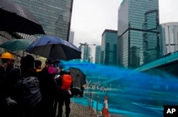 香港警察向抗议者发射带有蓝色染剂的水炮。(2019年8月31日)