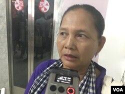 អ្នក​ស្រី​ សរ​ ​ស៊ន​ បេ្តជា្ញចិត្តថា​ នឹង​បន្ត​ការ​ពារផ្ទះ​សម្បែង​នៅ​ក្នុង​សហគមន៍​បូរី​កីឡា​ ដែល​កំពុង​រង​ការ​គំរាម​កំហែង នៅ​រាជធានី​ភ្នំពេញ កាល​ពី​ថ្ងៃ​ទី១៣​ ខែ​ធ្នូ ​ឆ្នាំ​២០១៦។ (ហ៊ុល រស្មី/VOA)