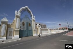 ទីស្តីការ​គណៈរដ្ឋ​មន្រ្តី​ នៅ​ព្រឹក​ថ្ងៃ​ទី​៧ ខែ​កក្កដា​ ឆ្នាំ​២០១៥។ (នូវ​ ពៅ​លក្ខិណា​/VOA)