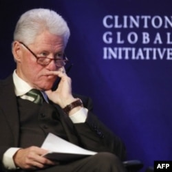 Amerikani 1992-2000 yillarda boshqargan Bill Klinton Oq Uyda yosh praktikant qiz bilan don olishgani uchun lavozimidan ketishiga sal qolgan