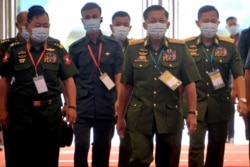 Panglima Militer Myanmar Jenderal Senior Min Aung Hlaing (kedua dari kanan), Wakil Jenderal Senior Soe Win (kanan) dan Menteri Dalam Negeri Letnan Jenderal Soe Htut (kiri) menghadiri upacara pembukaan Konferensi Perdamaian Serikat ke-4. (Foto: AFP)