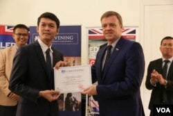 និសិ្សត​បញ្ញាវ័ន្ត​ខ្មែរ​ទទួលអាហារូបករណ៍​ទៅ​សិក្សា​នៅ​ចក្រភព​អង់គ្លេស​ផ្នែក​បរិញ្ញា​ប័ត្រ​ជាន់ខ្ពស់ពីឯកអគ្គរាជទូតចក្រភពអង់គ្លេស​ប្រចាំ​នៅ​កម្ពុជា នៅរាជធានីភ្នំពេញ កាលពីថ្ងៃពុធ ទី៣១ ខែសីហា ឆ្នាំ២០១៦។