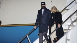 Presiden AS Joe Biden (kiri) dan ibu negara Jill Biden keluar dari pesawat Air Force One saat tiba di Pulau Nantucket, Massachusetts, pada 23 November 2021. (Foto: Reuters/Tasos Katopodis)